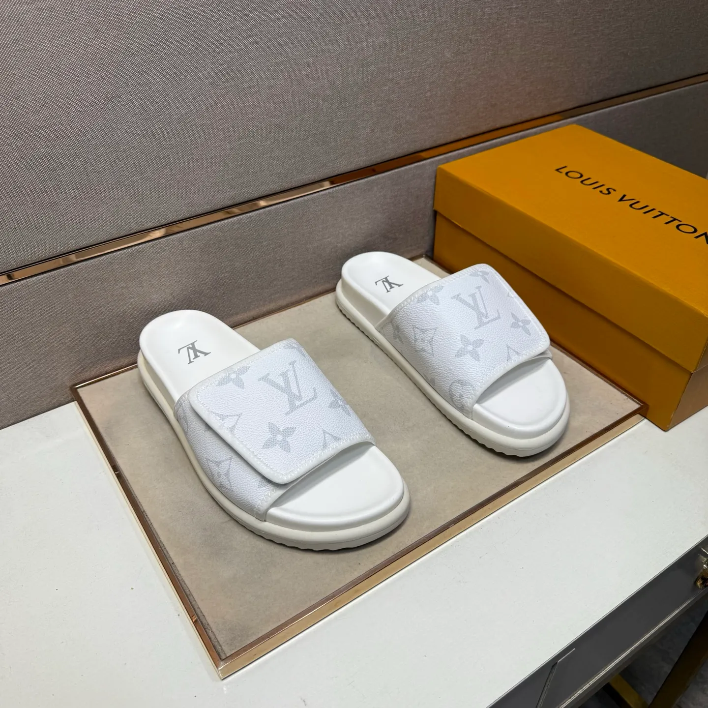 ⬛️Men's shoes 💰p320 [LV～] Men's casual slippers 2025z cabinet sales simultaneously 🔶Size: 38-44 #️⃣ 🔷3 colors🔜The upper is made of multi-material splicing ➕Genuine leather lining, comfortable and breathable, sole: original comfortable and wear-resistant outsole, ⚠️real thing📱photographed🎬real thing is better📢📢📢